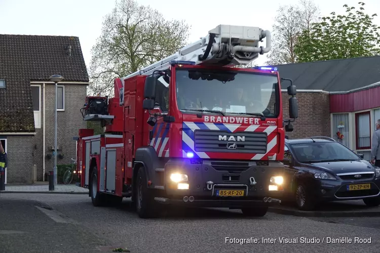 Brandweer blust brandje achter basisschool in Enkhuizen