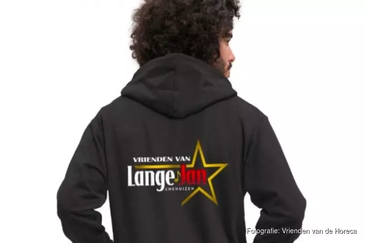 Eigen merchandise voor Café Lange Jan: "Zo kunnen de gasten ons toch een beetje steunen"