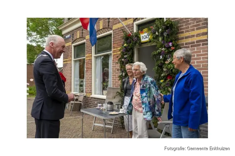 100-jarige ontvangt felicitaties van burgemeester