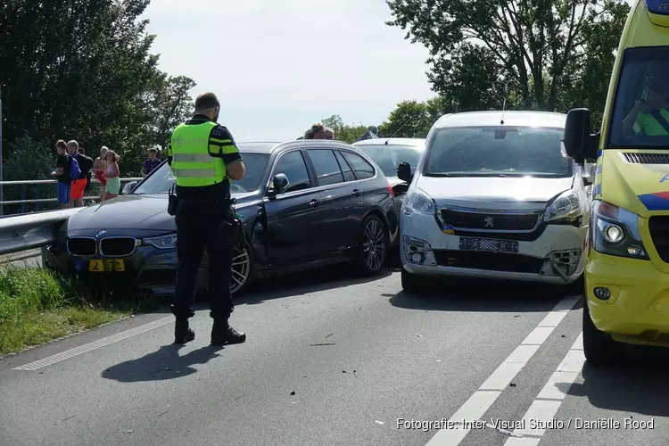 Kettingbotsing bij Broekerhaven, meerdere personen in ambulance nagekeken