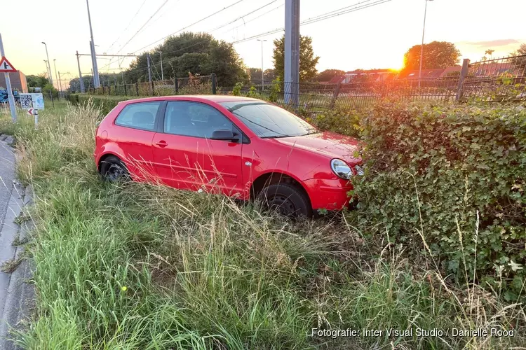 Auto vliegt uit de bocht langs spoor in Enkhuizen