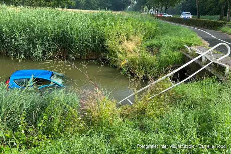 Auto te water na botsing