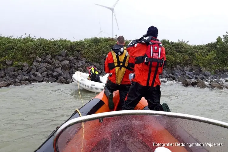 Reddingboot Wijdenes uitgevaren voor verloren bijboot