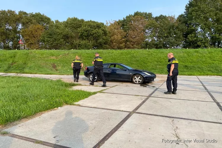 Auto raakt van dijk in Enkhuizen