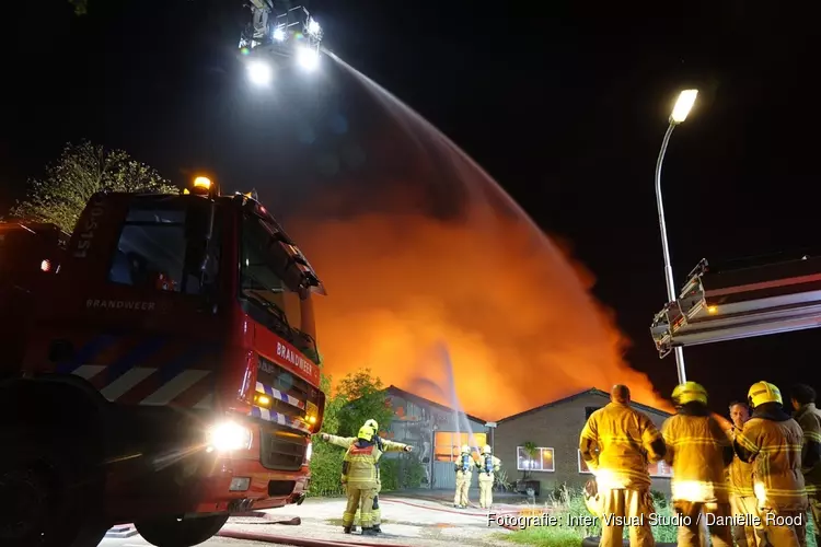 Grote brand verwoest loodsen in Hem