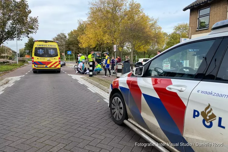 Wielrenner tegen wegversmalling in Enkhuizen