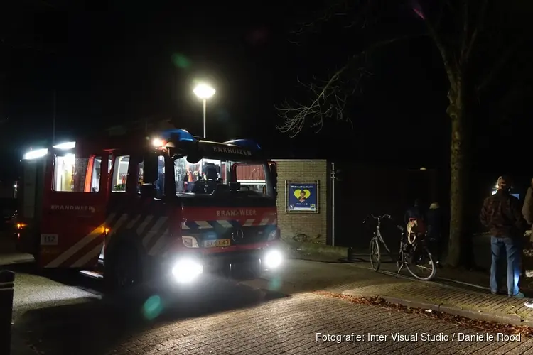 Brand bij gebouw van basisschool in Enkhuizen, brandweer snel ter plaatse