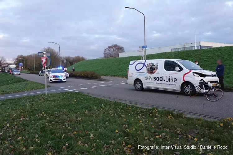 Wielrenner gewond na botsing in Enkhuizen