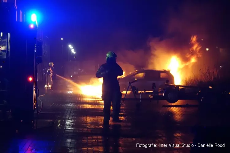 Auto&#39;s beschadigd na brand in Enkhuizen