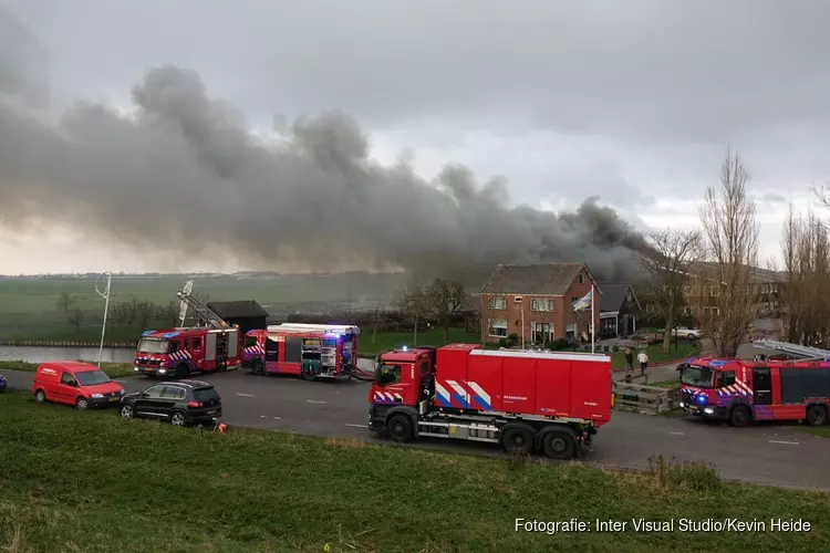 Uitslaande brand in Venhuizen, rook in wijde omgeving te zien