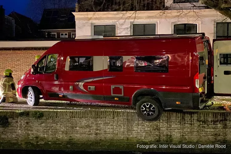 Busje blijft op de rand van de kade hangen in Enkhuizen