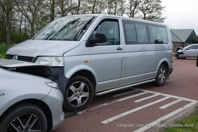 Veel schade bij botsing met drie voertuigen in Hem