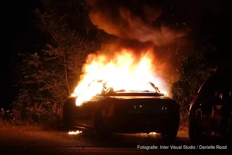 Auto door brand verwoest in Enkhuizen