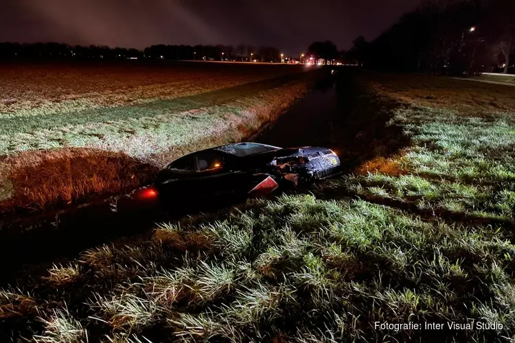 Auto te water in Grootebroek