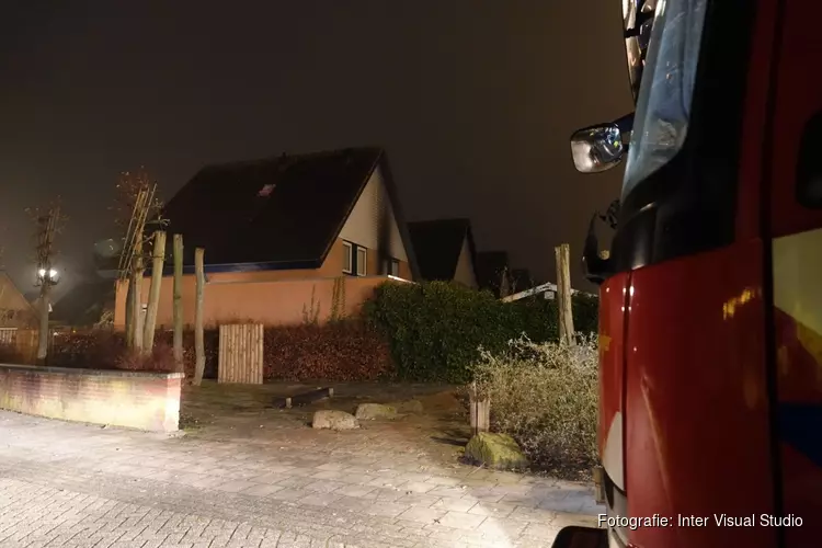 Brand onder luifel van woning Enkhuizen snel onder controle