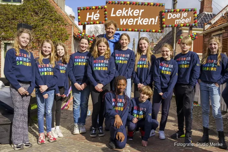 TV-presentator Klaas van Kruistum opent kinderwerkstraat