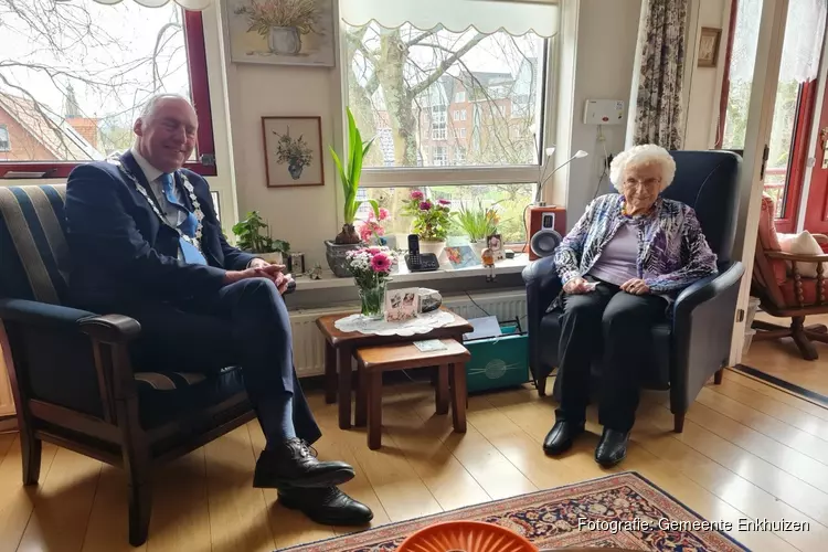 Burgemeester bezoekt 100-jarige mevrouw de Wit-de Beer