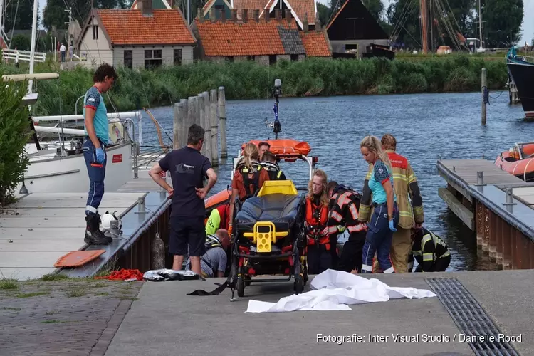 Man raakt gewond bij val op steiger in haven Enkhuizen