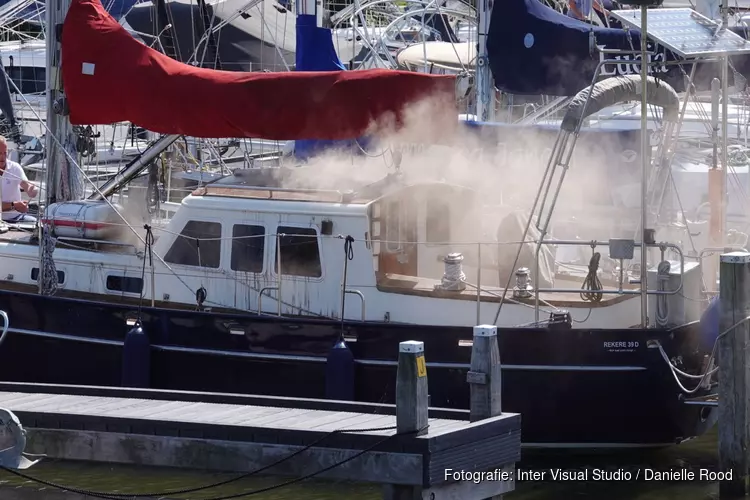 Brand in haven in Enkhuizen