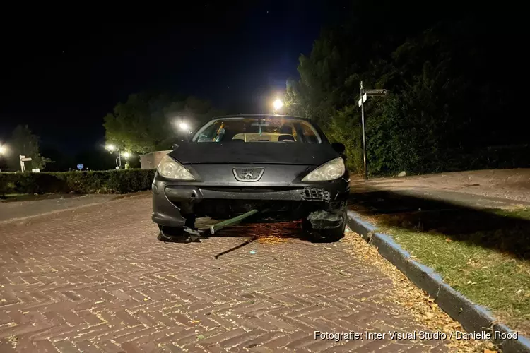 Auto vliegt uit de bocht in Enkhuizen