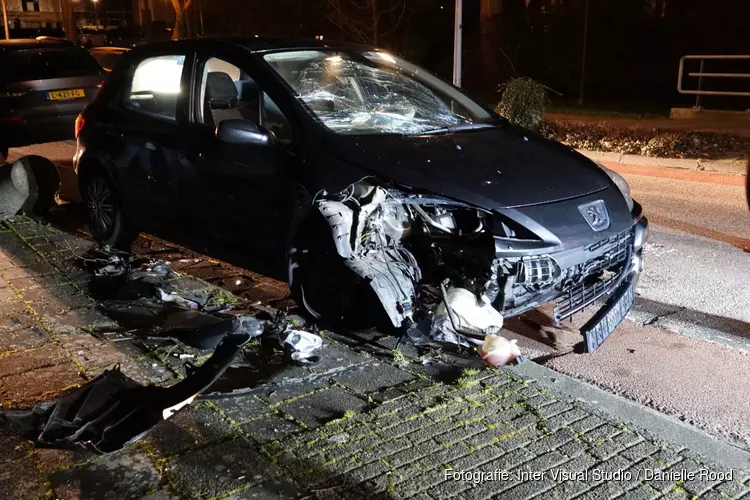 Auto tegen betonnen paal gereden in Bovenkarspel