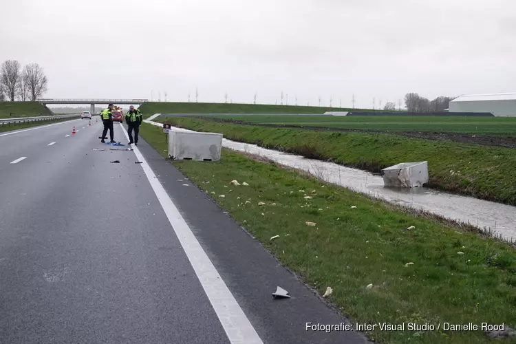 Plastic kuubskisten op de Westfrisiaweg bij Hoogkarspel