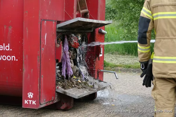 Brand in vuilniswagen van HVC, medewerkers rijden naar brandweerkazerne