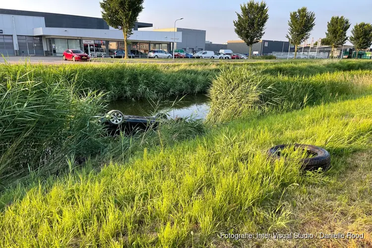 Auto op de kop in de sloot in Enkhuizen