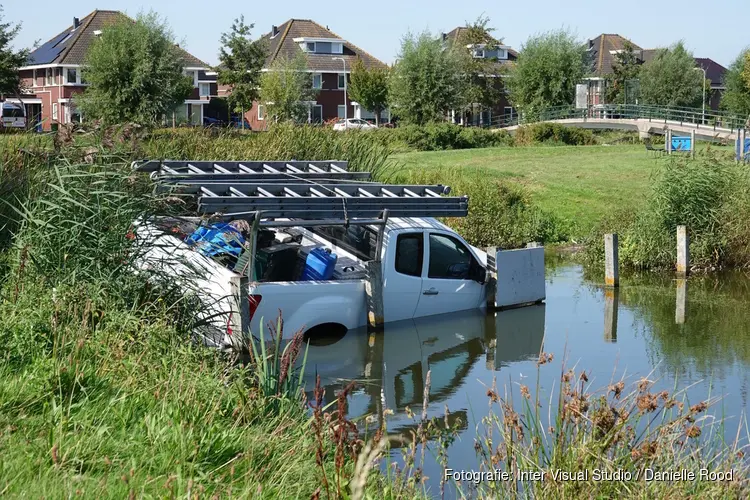 Pick-up van schoonmaakbedrijf vast in water bij Speeleiland Enkhuizen