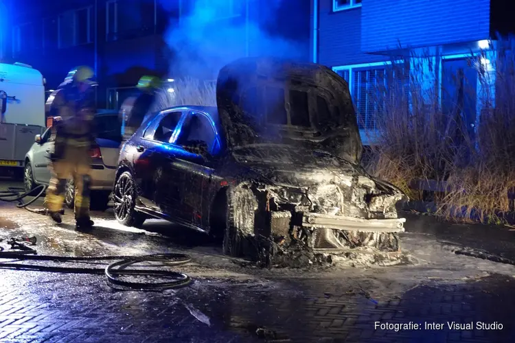 Auto in brand opgegaan op de Dirk Wieringastraat in Enkhuizen