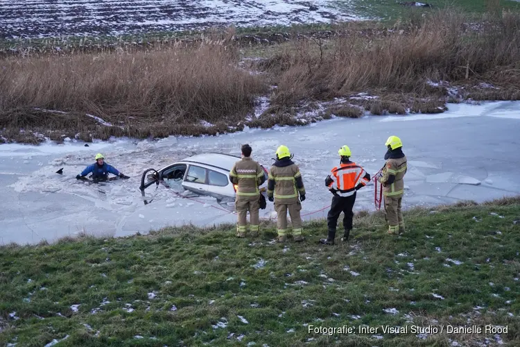 Automobilist rijdt Zuiderdijk af en belandt in ijskoude sloot