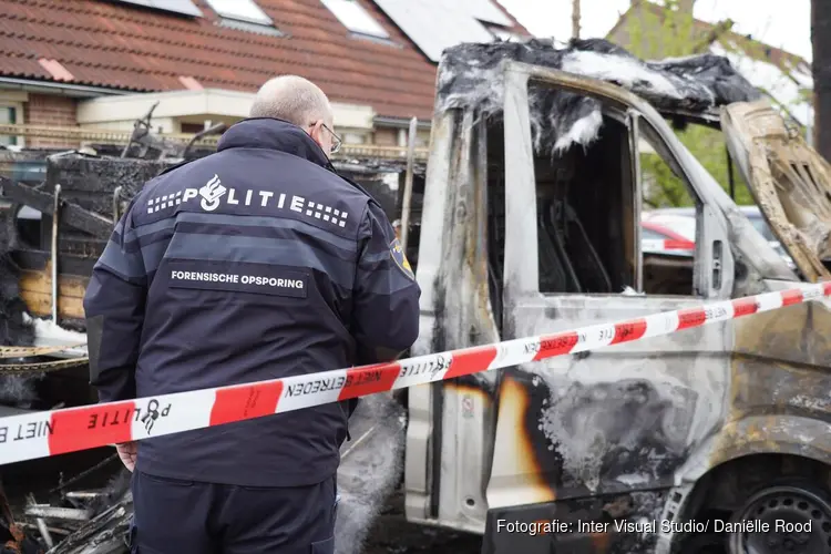 Bestelbus met witgoed in brand en twee auto's lopen schade op in Enkhuizen