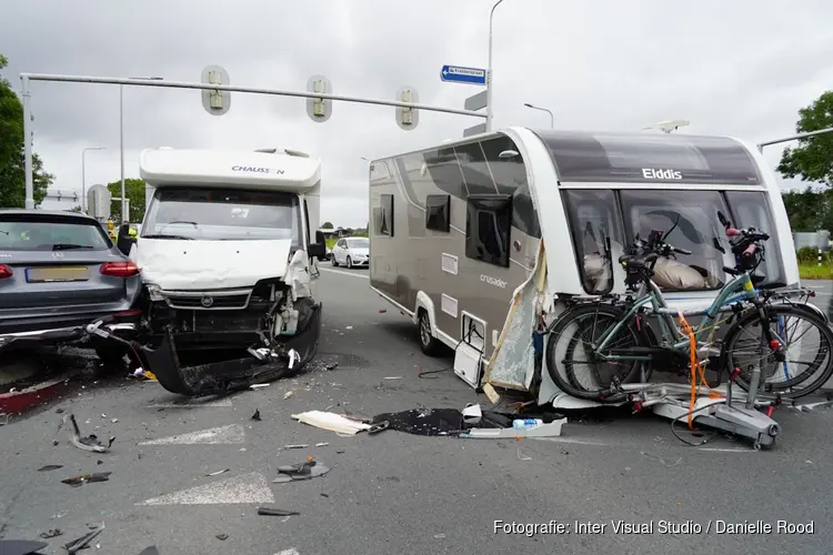 Camper en caravan komen met elkaar in botsing