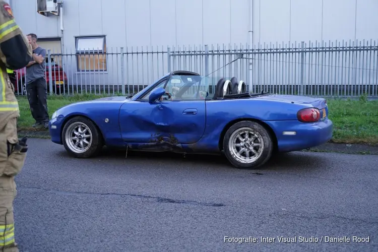 Automobilist rijdt tegen boom in Enkhuizen