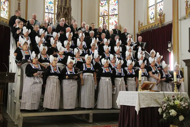 Een Betoverende Avond met het Volendams Operakoor, sopraan Judith Weusten en pianist Ramon van Engelhoven in de Bonifaciuskerk