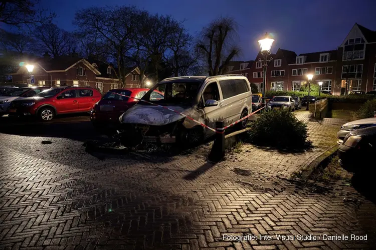 Bestelbus in brand aan Waaigat in Enkhuizen