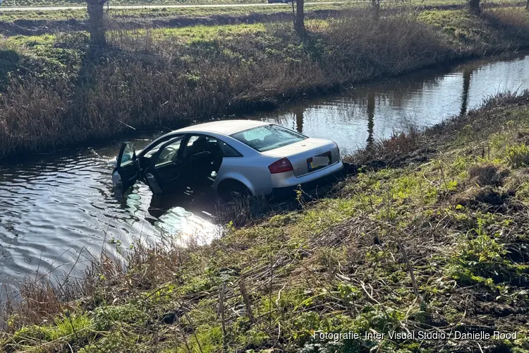 Automobilist te water gereden langs De Dolfijn in Enkhuizen