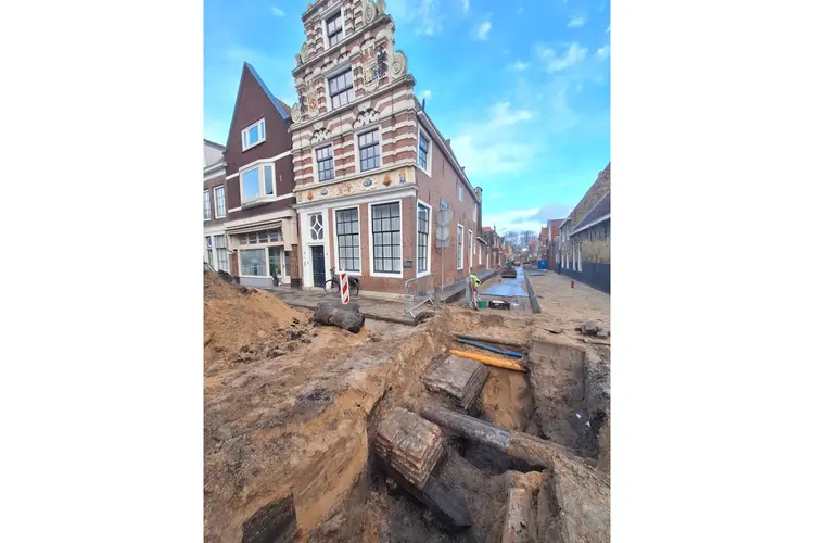 Stadspoort gevonden bij archeologisch onderzoek in Enkhuizen