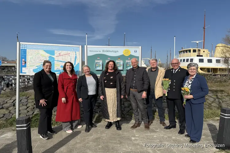 Nieuw informatiebord verwelkomt cruisepassagiers in Enkhuizen