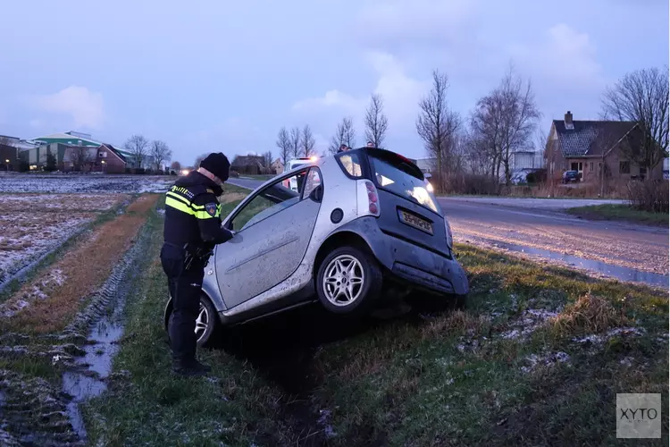 Auto belandt in greppel