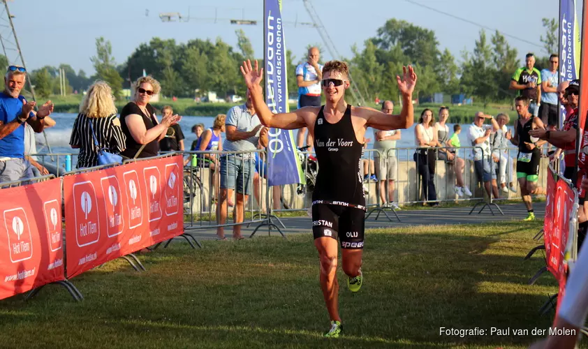 Tristan Olij en Talisa van der Fluit winnaars HotItem Stad van de Zon Triatlon