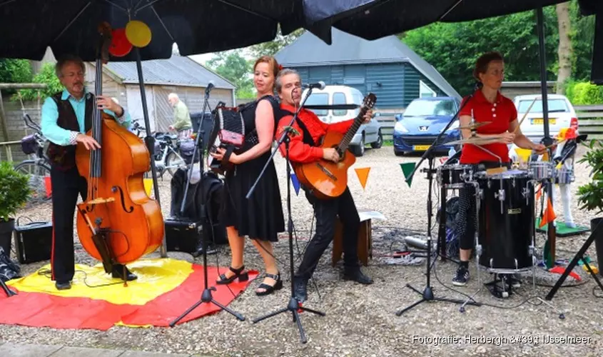 Zomers (terras) optreden van COMBOLERO