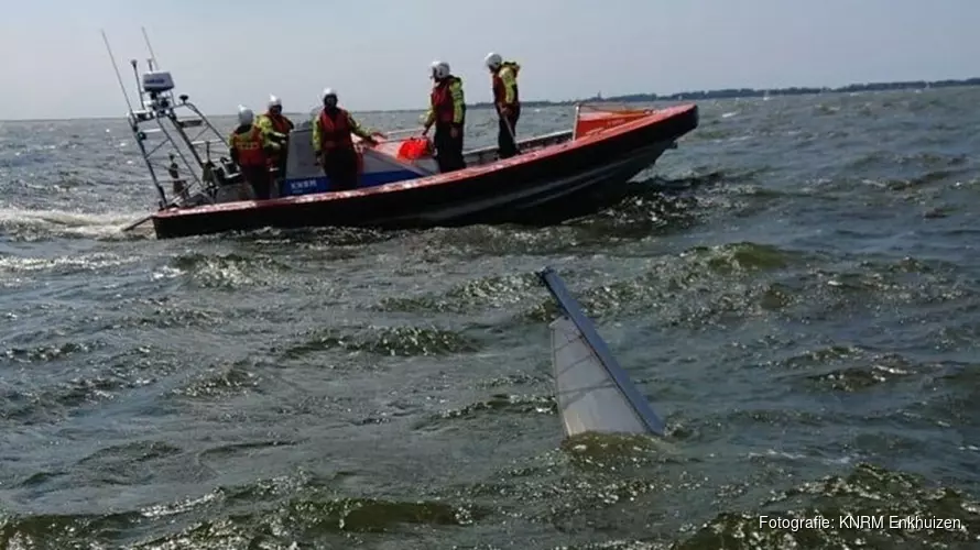 Zeilboot slaat om op IJsselmeer, tieners na drie kwartier gered