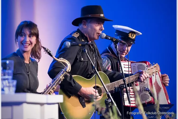 Optreden van de 4-tuoze Matroze in folkclub Oosterleek