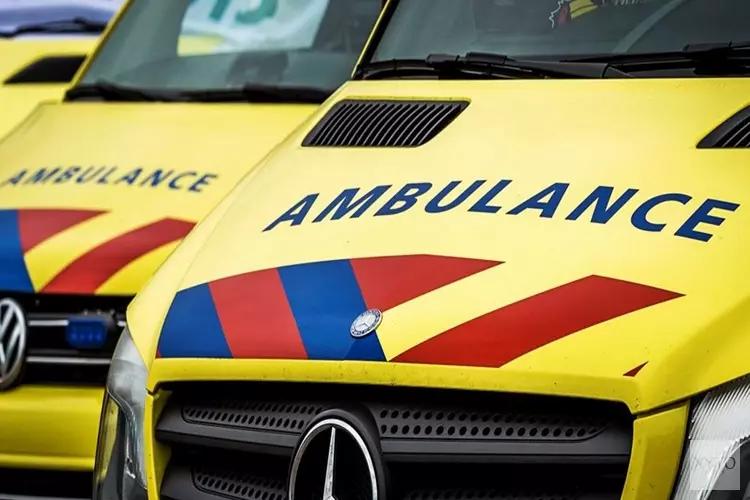 Auto botst frontaal op vrachtwagen op N506 in Hem: twee personen gewond