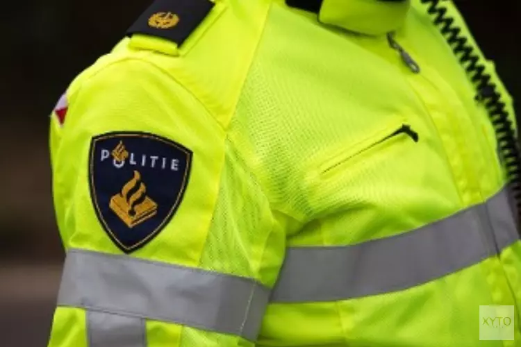 Vrachtwagen negeert verbod op dijk bij Enkhuizen en belandt op zijn kant