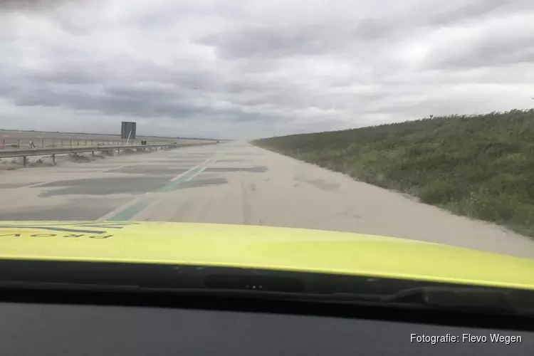 Dijk tussen Enkhuizen en Lelystad dicht vanwege zand