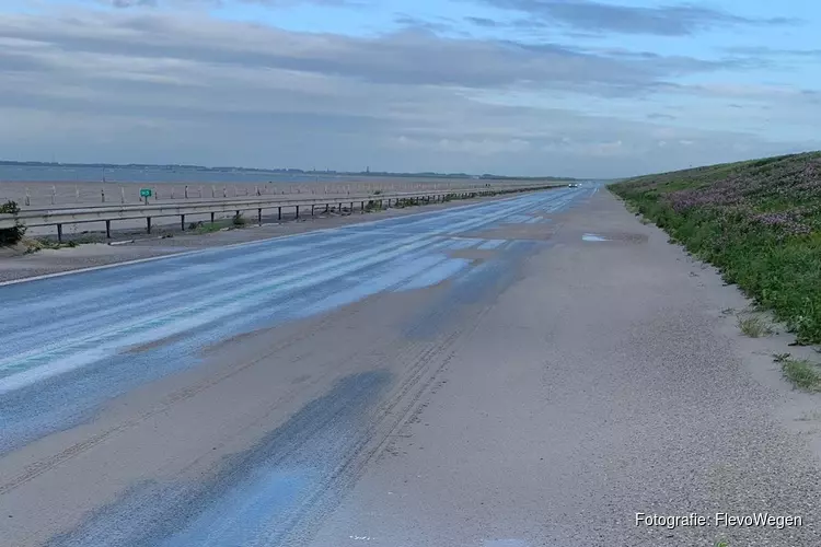 Markerwaarddijk van Enkhuizen naar Lelystad na dagen weer open voor verkeer