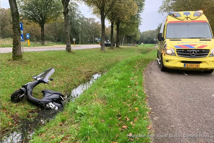 Ongeluk in Bovenkarspel: opzittende scooter vluchten