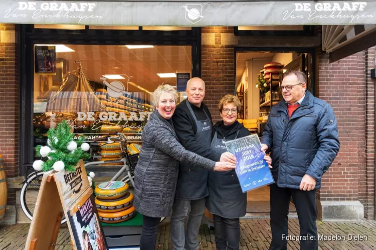 De Graaff van Enckhuysen en Jellie&#39;s Fashion winnen etalagewedstrijd Licht in Enkhuizen